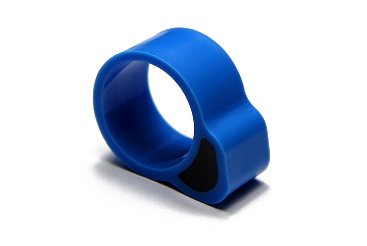 สายรัดขา RFID รุ่น f004 ถูกจุ่มในน้ำเพื่อสาธิตมาตรฐานกันน้ำ IP67 และความน่าเชื่อถือสำหรับสภาพแวดล้อมในฟาร์มที่รุนแรง
