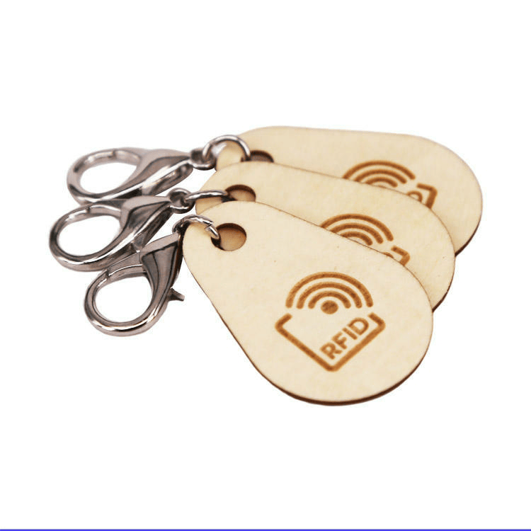 พวงกุญแจ RFID ไม้สั่งทำเหล่านี้มีหมายเลขแกะสลักด้วยเลเซอร์บนผิวไม้ ช่วยให้ระบุผู้ใช้หรือห้องพักในโรงแรมได้ง่ายขึ้น