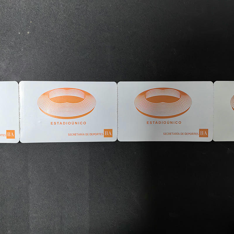 มุมมองด้านหน้าของตั๋วกระดาษ RFID แบบเชื่อมต่อในแถบ แสดงกราฟิกที่พิมพ์และระยะห่างที่สม่ำเสมอสำหรับการจัดการแบบเป็นชุด
