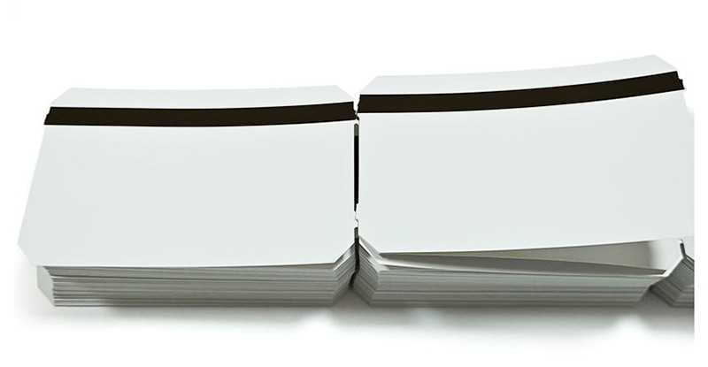 แถบตั๋วกระดาษ RFID เคลือบเปล่าแสดงพื้นผิวที่พิมพ์ได้สะอาดพร้อมสำหรับกราฟิกตามสั่งและ RFID inlay ที่ฝังอยู่