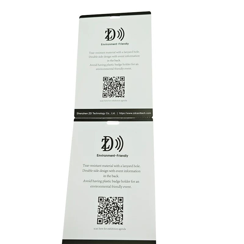 ภาพนี้แสดงตั๋ว RFID สั่งทำสำหรับอีเวนต์และระบบขนส่ง QR โดยแสดงกระดาษ ส่วนสแกนบาร์โค้ดและรหัส QR ข้อมูลและรหัสที่พิมพ์บนชิ้นงาน และสายคล้องสำหรับพกพา.