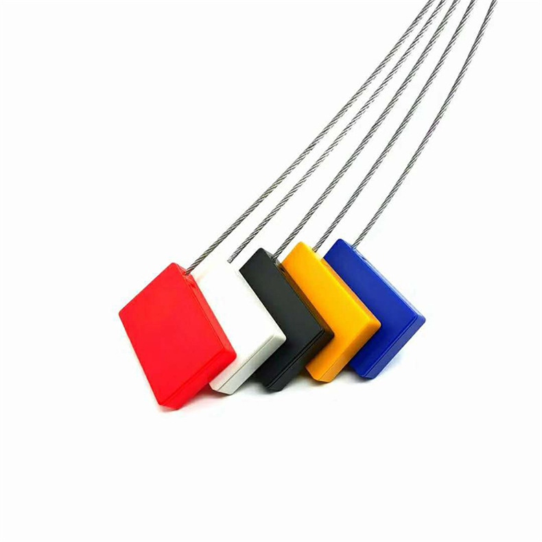 SS4428-1 RFID security seals ห้าชิ้นในสีแดง ขาว ดำ เหลือง และน้ำเงินถูกจัดเรียงเป็นรูปพัดเพื่อแสดงสีตัวเรือนที่มีจำหน่าย