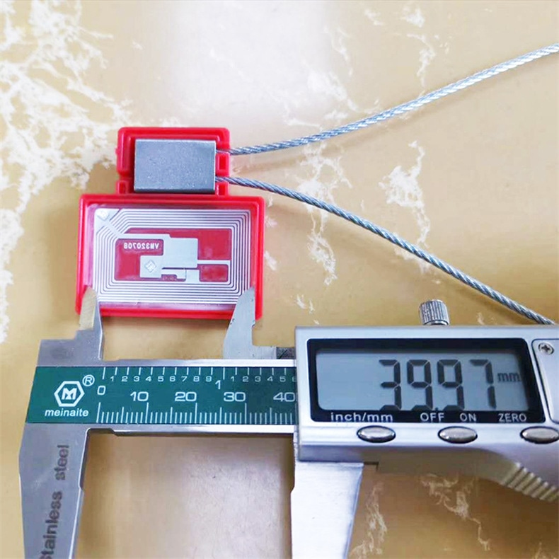 เวอร์เนียร์ดิจิทัลวัดความกว้างของตัวเรือนซีลนิรภัย RFID รุ่น SS4544-1 ที่เปิดออก ขณะที่อินเลย์ภายในยังมองเห็นได้