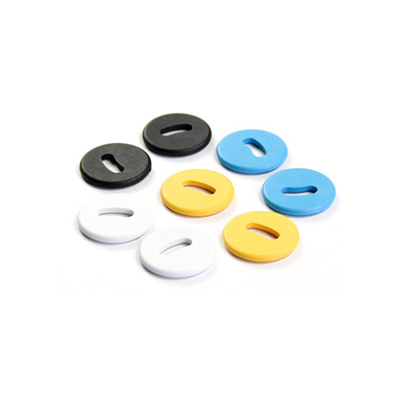 แท็ก RFID PPS หลายสีรุ่น PPSD26-1 พร้อมรูจันทร์เสี้ยวถูกจัดเรียงร่วมกันเพื่อแสดงการคัดแยกด้วยสายตาที่รวดเร็วในงานซักผ้า