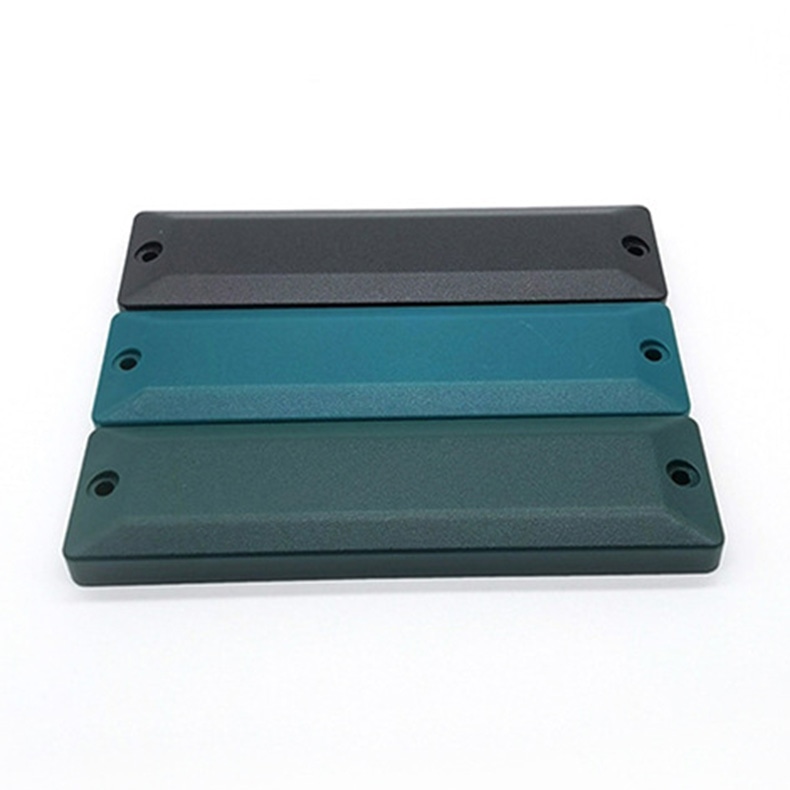 แท็ก RFID ABS แบบติดบนโลหะถูกติดตั้งบนอุปกรณ์จ่ายไฟฟ้าโลหะขนาดใหญ่เพื่อการบำรุงรักษาตามรอบและการติดตามการตรวจสอบความปลอดภัย