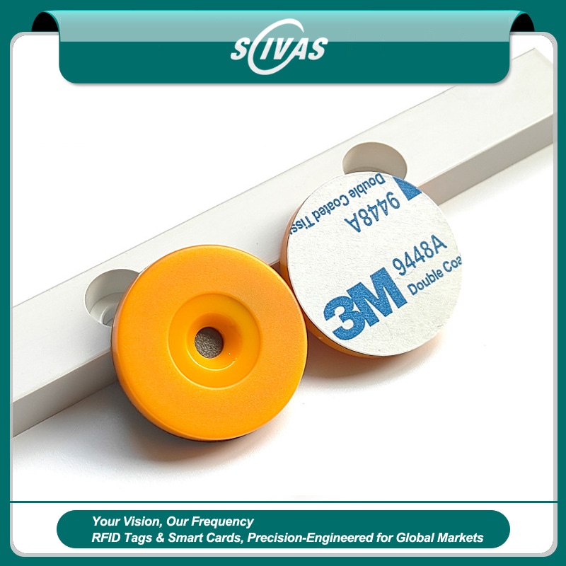 รูตรงกลางของแท็ก RFID รุ่น ABS30-1 ช่วยให้ติดตั้งด้วยสกรูได้ง่าย เพื่อให้แน่ใจว่าแท็กยึดติดอยู่กับพื้นผิวอย่างมั่นคง