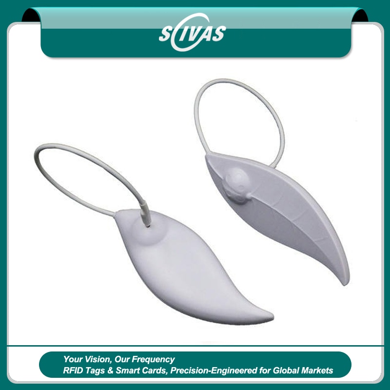 1) ภาพนี้แสดงแท็ก RFID ร้านค้าสำหรับสต็อก เสื้อผ้า รองเท้า และกระเป๋า ER7628-1 โดยเน้นสองชิ้น สีขาว ความยืดหยุ่น และคุณสมบัติด้านความปลอดภัยและป้องกันการแกะย้าย.