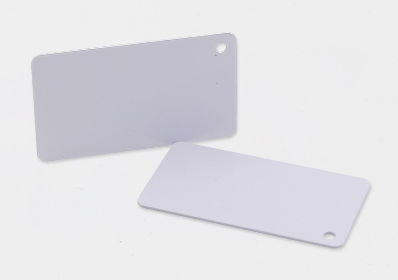 ภาพสินค้านี้แสดงแท็กห้อยเสื้อผ้า RFID PVC5330-1 สีขาวสองชิ้นในมุมที่ต่างกัน เพื่อแสดงพื้นผิว Printable ที่ว่างเปล่า