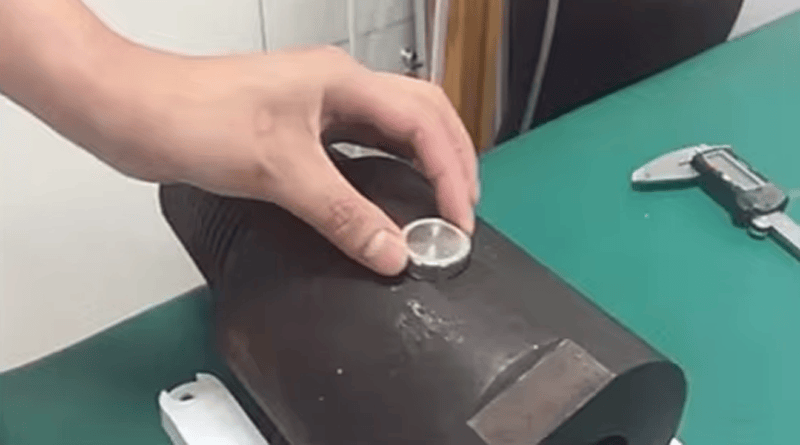 แท็ก RFID แบบทนทาน SSD24-2 หลายชิ้นถูกจัดแสดงร่วมกันในชุดการผลิต แสดงคุณภาพการผลิตที่สม่ำเสมอสำหรับโครงการอุตสาหกรรมขนาดใหญ่