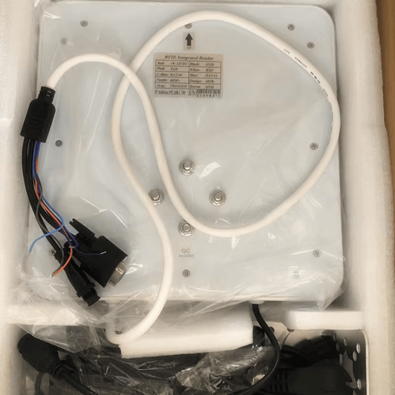 ภาพนี้แสดงเครื่องอ่าน UHF RFID EPC Gen2 สำหรับทางเข้า ZK-RFID101-EU โดยแสดงตำแหน่งติดตั้งและการใช้งานจริง เหมาะสำหรับงานอุตสาหกรรมและสายการผลิต.