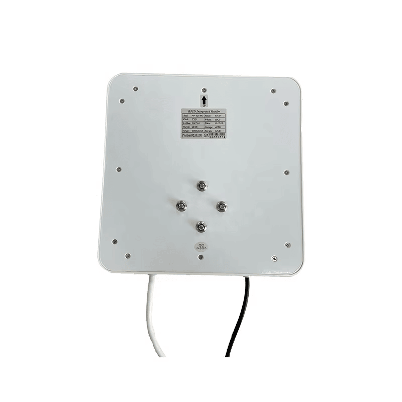 ภาพนี้แสดงเครื่องอ่าน UHF RFID EPC Gen2 สำหรับทางเข้า ZK-RFID101-EU RS232 RS485 Wiegand RS โดยแสดงอินเทอร์เฟซสื่อสารสำหรับเชื่อมต่อระบบ.