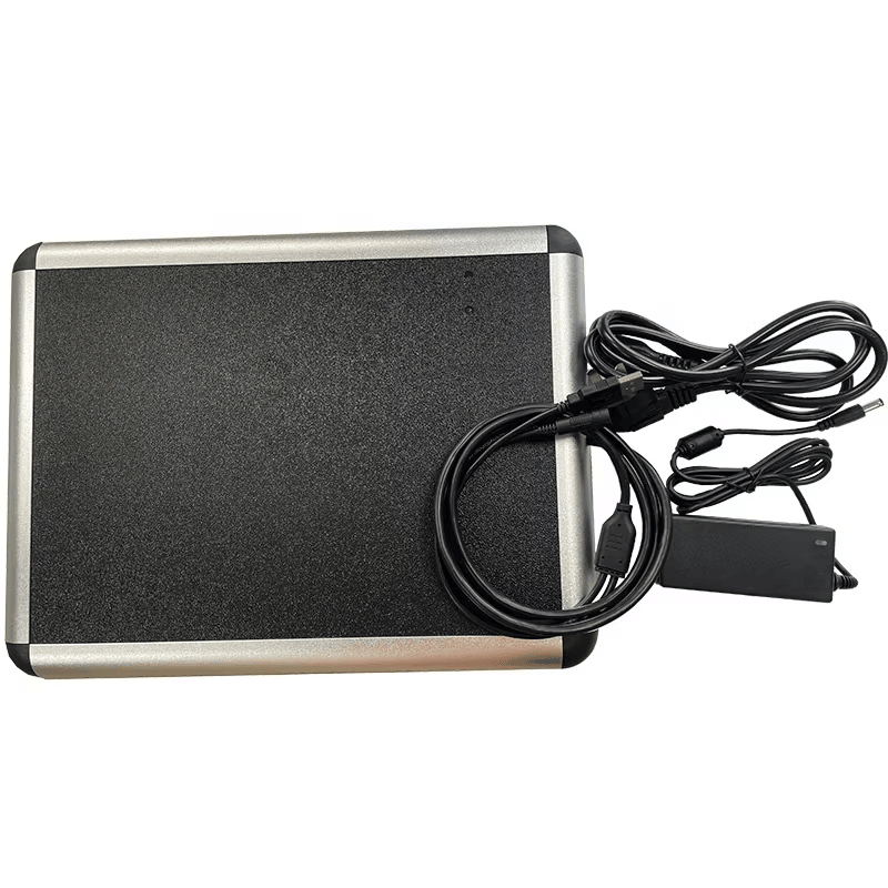 มุมมองด้านหน้าของเครื่องอ่าน UHF RFID ตั้งโต๊ะแบบขายส่ง ZK-RFID108E ABS PC โดยแสดงตัวเรือน ABS และตัวเรือน ABS และ PC ที่ทนทาน เพื่อให้เห็นส่วนประกอบด้านหน้าอย่างชัดเจน เหมาะสำหรับงานอุตสาหกรรมและสายการผลิต.