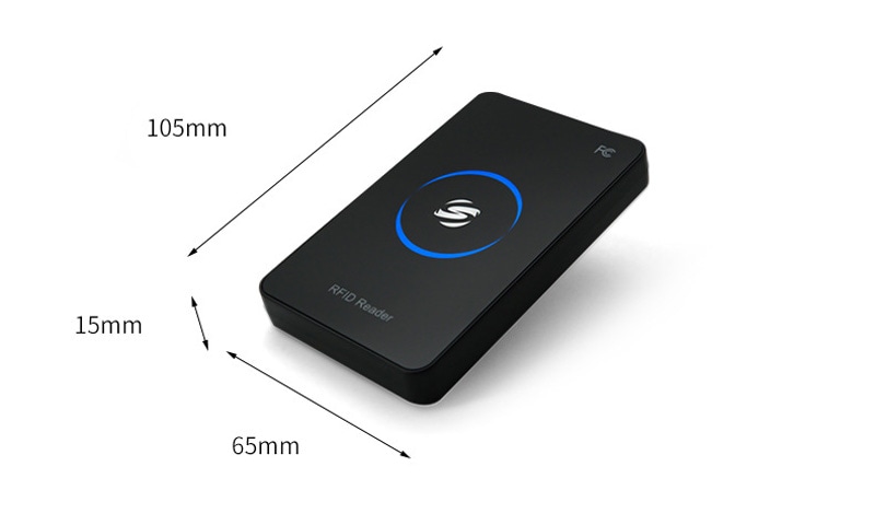 เจ้าหน้าที่ใช้เครื่องอ่านตั้งโต๊ะ R17-C เพื่ออนุญาตและจัดรูปแบบกุญแจ RFID ที่ปลอดภัยสำหรับระบบควบคุมการเข้าใช้อาคาร