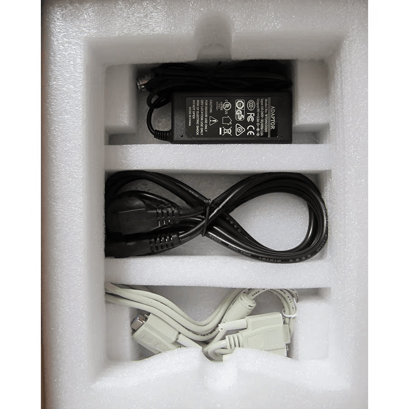 ภาพนี้แสดงชุดอุปกรณ์เสริมของเครื่องอ่าน ZK-RFID401 แบบติดตั้งตายตัวย่าน UHF ซึ่งประกอบด้วยอะแดปเตอร์จ่ายไฟ สายไฟ และสายสื่อสาร วางในโฟม