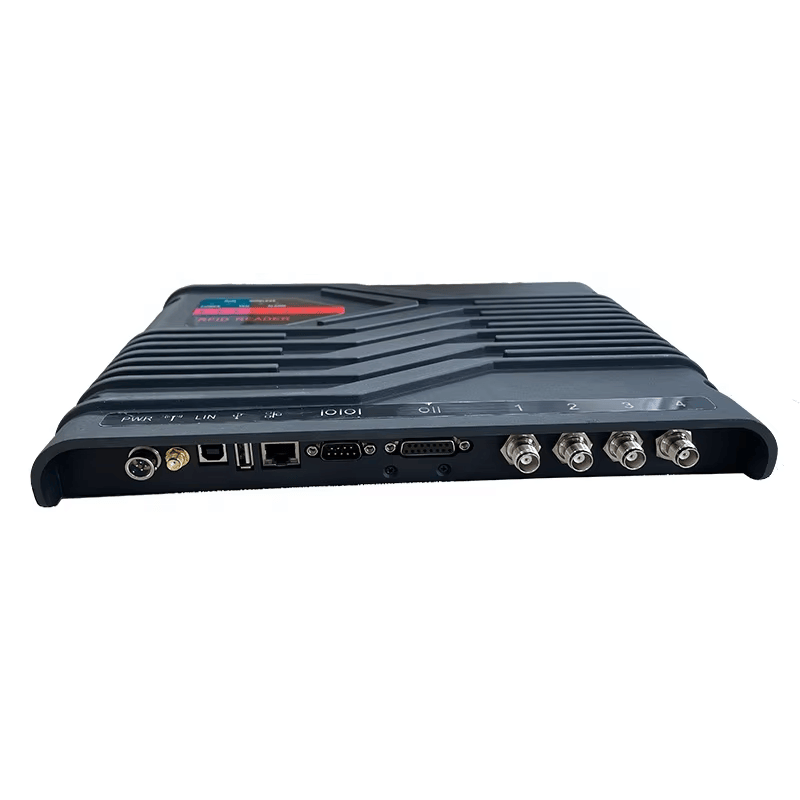 มุมมองแบบเอียงของเครื่องอ่าน UHF ติดตั้งถาวรสี่พอร์ตสำหรับอ่านระยะไกล ZK-RFID406 โดยแสดงโครงสร้างเสาอากาศ รายละเอียดบริเวณด้านข้าง และพอร์ตและขั้วต่อเสาอากาศ.