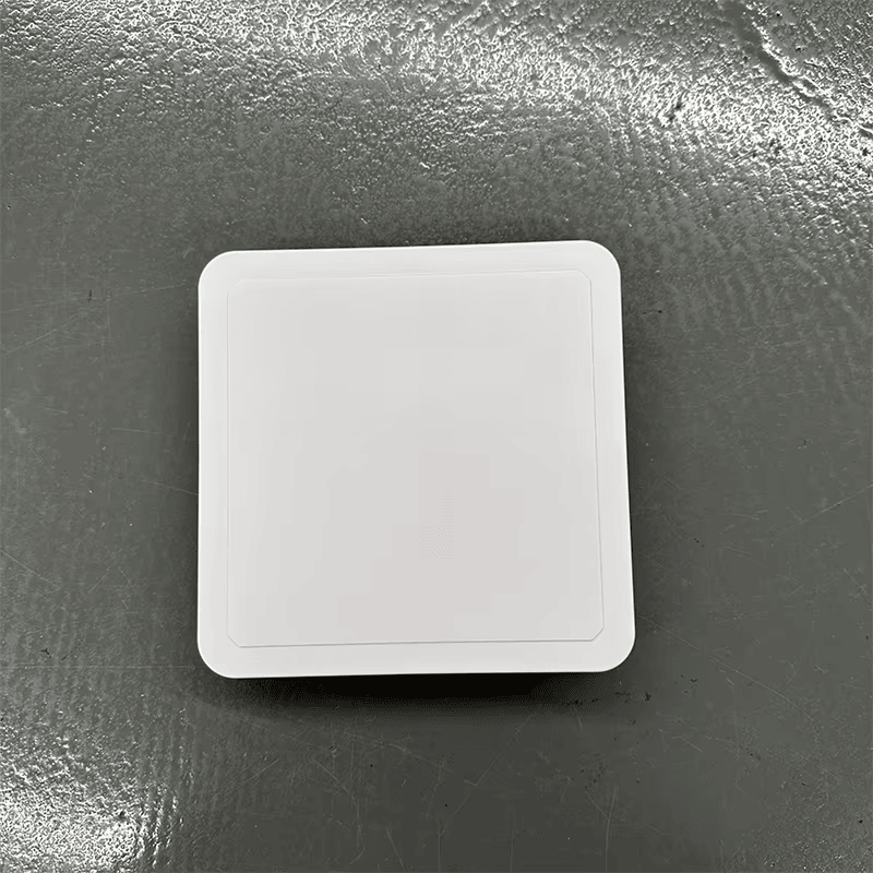 มุมมองด้านบนของเสาอากาศ UHF RFID ทรงกลมขนาดกะทัดรัด 6dBi ZK-ANT130D โดยแสดงโลหะ โครงสร้างเสาอากาศ และชุดเสาอากาศภายนอก.