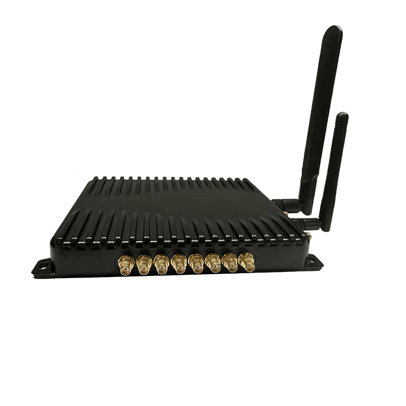 มุมมองด้านข้างของเครื่องอ่าน UHF คงที่ระยะไกลสำหรับลานจอดรถ ZK-RFID408AOS-SC โดยแสดงสองชิ้น สีทอง โครงสร้างเสาอากาศ และพอร์ตและขั้วต่อเสาอากาศ.