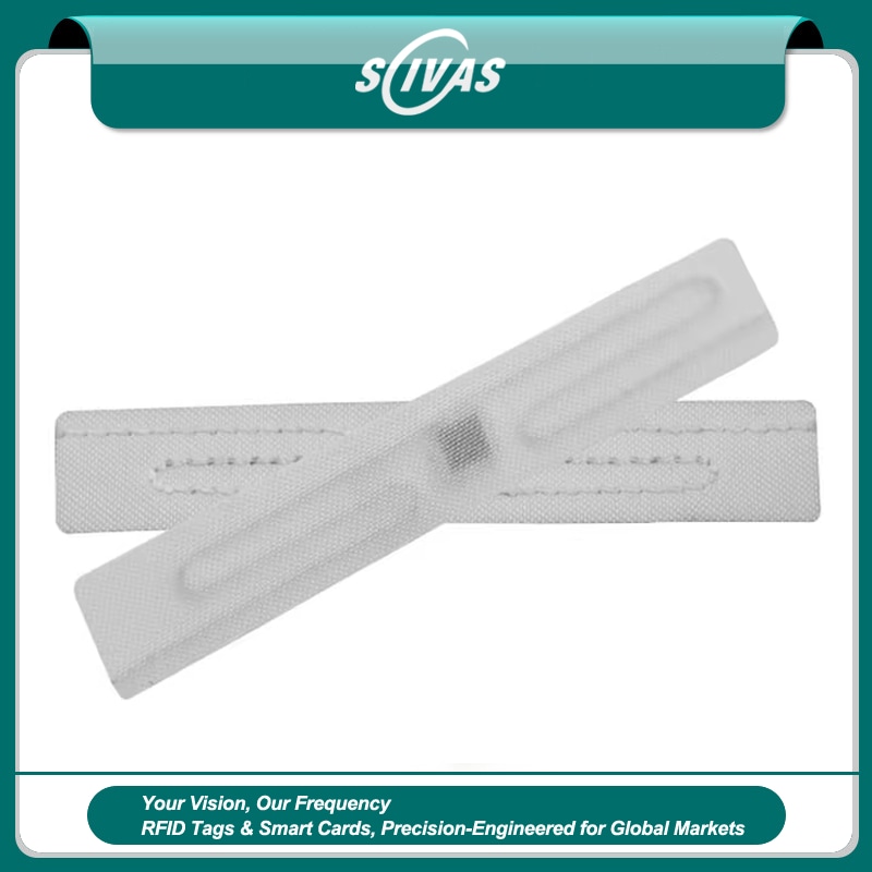 ภาพที่ 1: ภาพนี้แสดงแท็กซักรีด UHF RFID สำหรับผ้าลินินอุตสาหกรรม T7010-1 โดยเน้นสีขาว และการออกแบบให้ใช้งานสบาย สำหรับงานเสื้อผ้าและสินค้าแฟชั่น.