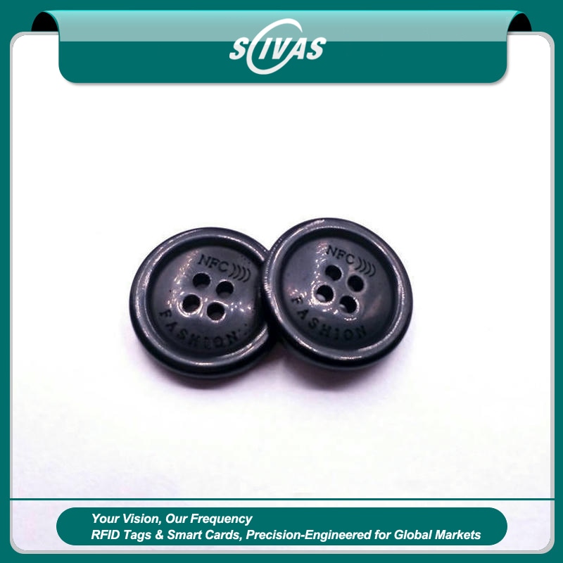 1) ภาพนี้แสดงแท็กกระดุม RFID PPS ซักได้สำหรับซักรีดอุตสาหกรรม โดยเน้นวัสดุ PPS โครงสร้างที่แข็งแรงทนทาน และความทนทานต่อการซัก สารเคมี และการฆ่าเชื้อ สำหรับการติดตามผ้าและเสื้อผ้า และงานอุตสาหกรรมและสายการผลิต.