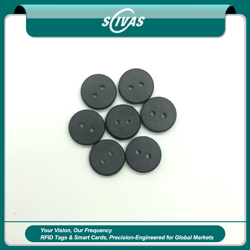 1) ภาพหลักของแท็ก RFID PPS ซักได้ ทนน้ำและสารเคมีสำหรับสิ่งทอ โดยเน้นสีดำ วัสดุ PPS และความทนทานต่อการซัก สารเคมี และการฆ่าเชื้อ สำหรับการติดตามผ้าและเสื้อผ้า และงานอุตสาหกรรมและสายการผลิต.