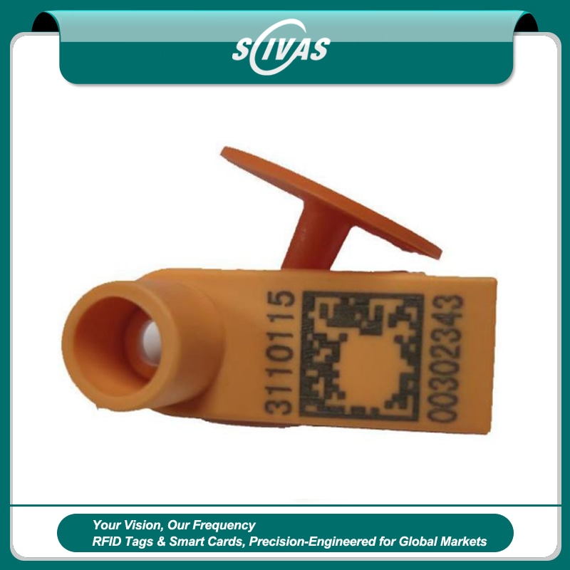 ภาพนี้แสดงแท็กหูแกะ UHF RFID สั่งทำสำหรับติดตามฝูง E-022 QR โดยแสดงสีส้ม การนำเสนอรูปลักษณ์ผลิตภัณฑ์อย่างชัดเจน ส่วนสแกนบาร์โค้ดและรหัส QR และข้อมูลและรหัสที่พิมพ์บนชิ้นงาน.