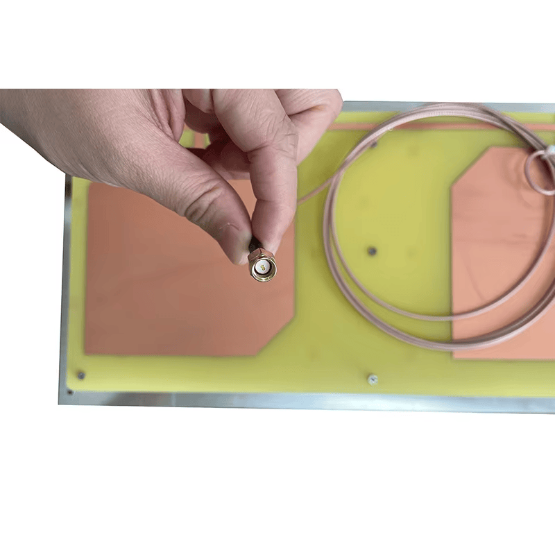 ภาพนี้แสดงเสาอากาศเครื่องอ่าน UHF RFID 13dBi ลำแสงแคบ SMA ZK-ANT9021 โดยแสดงโครงสร้างเสาอากาศ และพอร์ตและขั้วต่อเสาอากาศ.