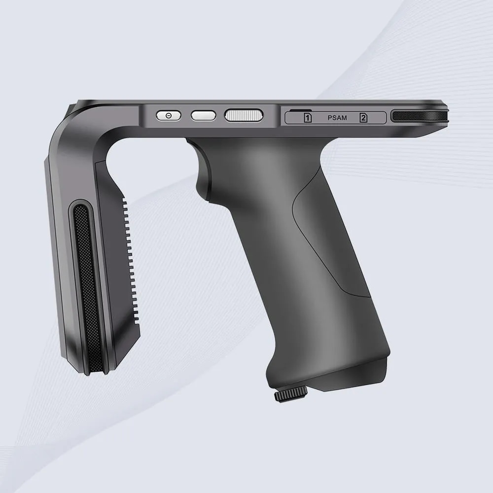 ภาพนี้แสดงเครื่องอ่าน UHF RFID มือถือระยะไกลสำหรับคลัง CK-B4 11 Android โดยแสดงรูปลักษณ์ที่เรียบหรูและทันสมัย และระบบปฏิบัติการที่รองรับ เหมาะสำหรับการตรวจนับและจัดการสินค้าคงคลัง และงานโลจิสติกส์และการตรวจผ่าน.