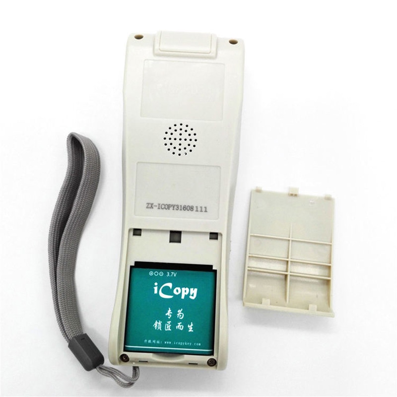 ภาพระยะใกล้ของขอบด้านบนของ iCOPY8 ที่แสดงพอร์ต micro USB มาตรฐานซึ่งใช้ทั้งการถ่ายโอนข้อมูลและการจ่ายไฟ USB 5V