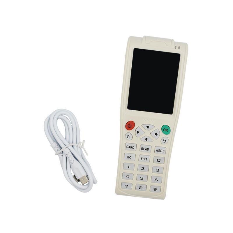 ช่างเทคนิควางการ์ด RFID สีขาวบนพื้นที่ตรวจจับของ iCOPY8 เพื่ออ่านข้อมูล ID ชิปและความถี่อย่างรวดเร็ว