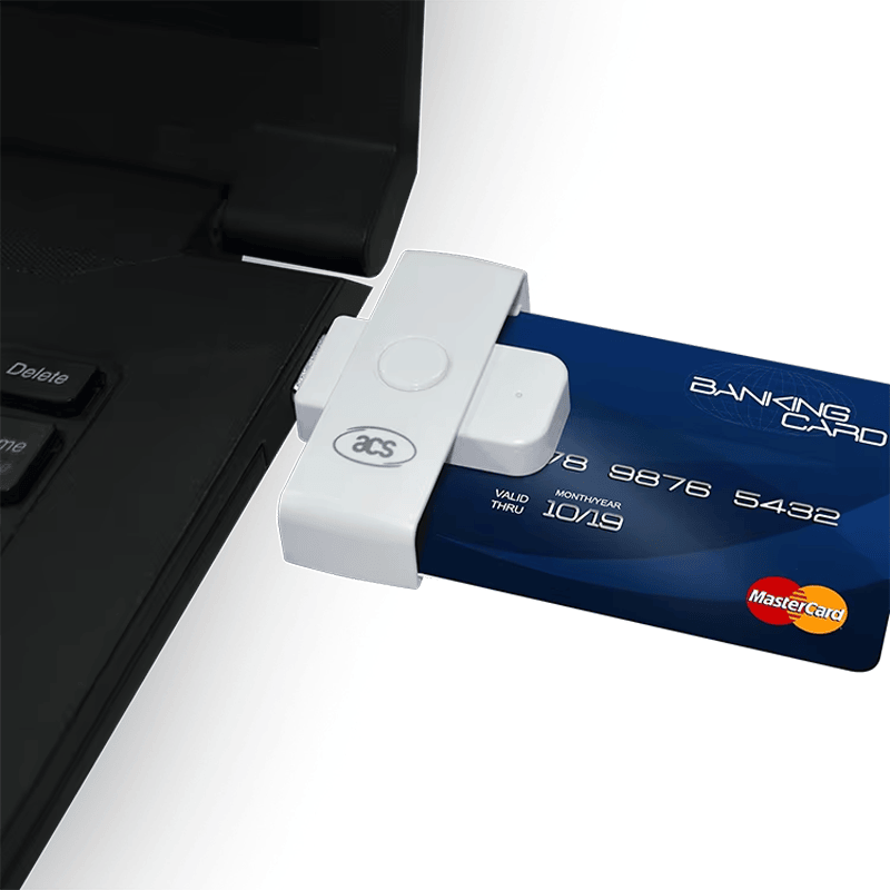 ภาพนี้แสดงเครื่องอ่านสมาร์ตการ์ด USB-A พกพาสำหรับเข้าใช้ ACR39U-N1 II PocketMate โดยแสดงหน้าจอทดสอบและข้อมูลหมายเลขบัตร และตำแหน่งติดตั้งและการใช้งานจริง.