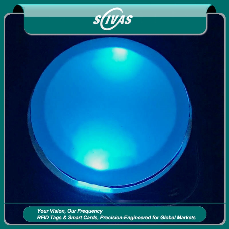 1) มุมมองด้านหน้าของการ์ด NFC LED กะพริบแสดงผลหลังการแตะ โดยเน้นไฟแสดงสถานะ LED สำหรับกิจกรรม บัตรสมาชิก และการออกบัตรเข้างาน.