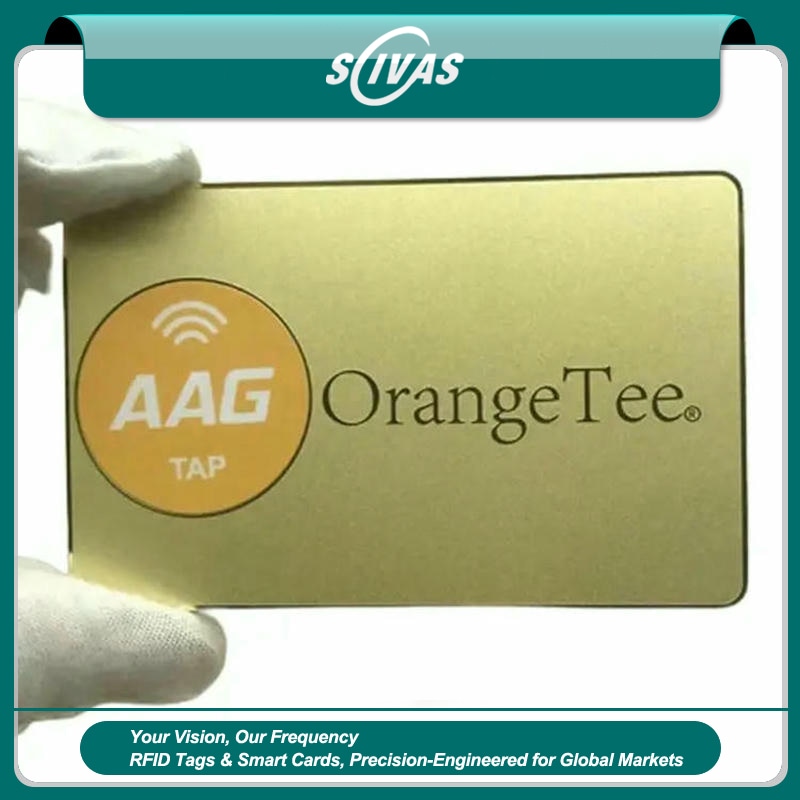 นามบัตร NFC โลหะสีดำพร้อมแกะเลเซอร์ แสดงภาพอ้างอิงขนาดอย่างชัดเจนสำหรับการใช้งานด้านนามบัตรโลหะ.