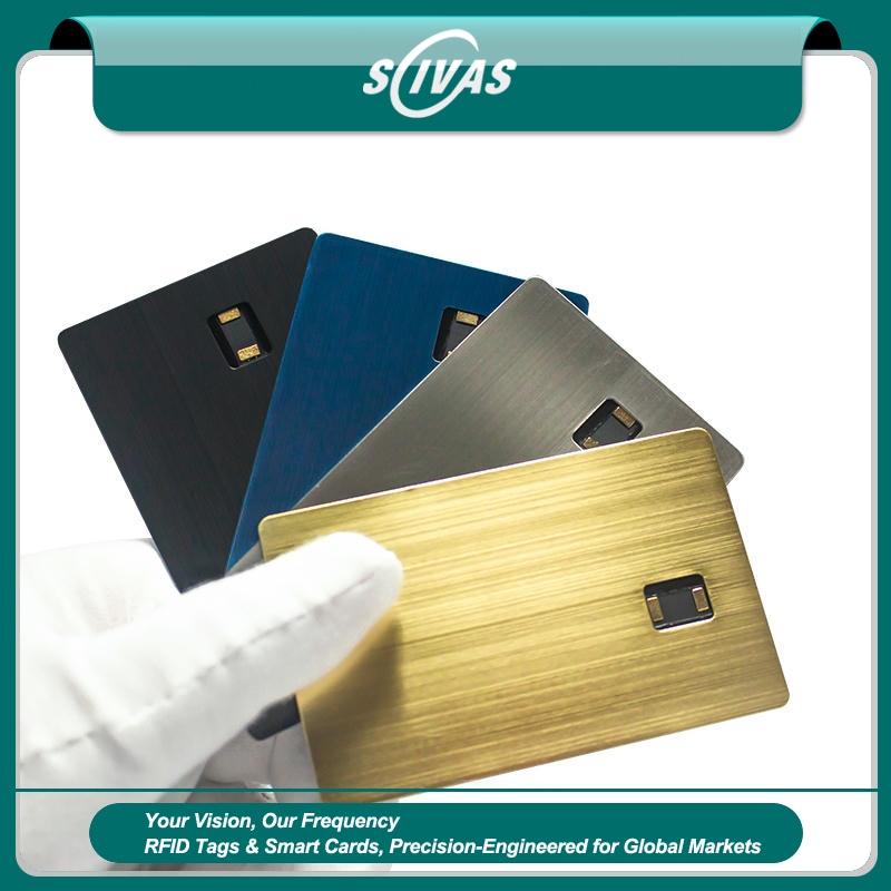 ภาพถ่ายผลิตภัณฑ์สมาร์ตการ์ด IC ไฮบริดโลหะและ PVC สำหรับเข้าใช้แสดงพื้นผิววัสดุในหมวดบัตร IC โลหะแบบสัมผัส.