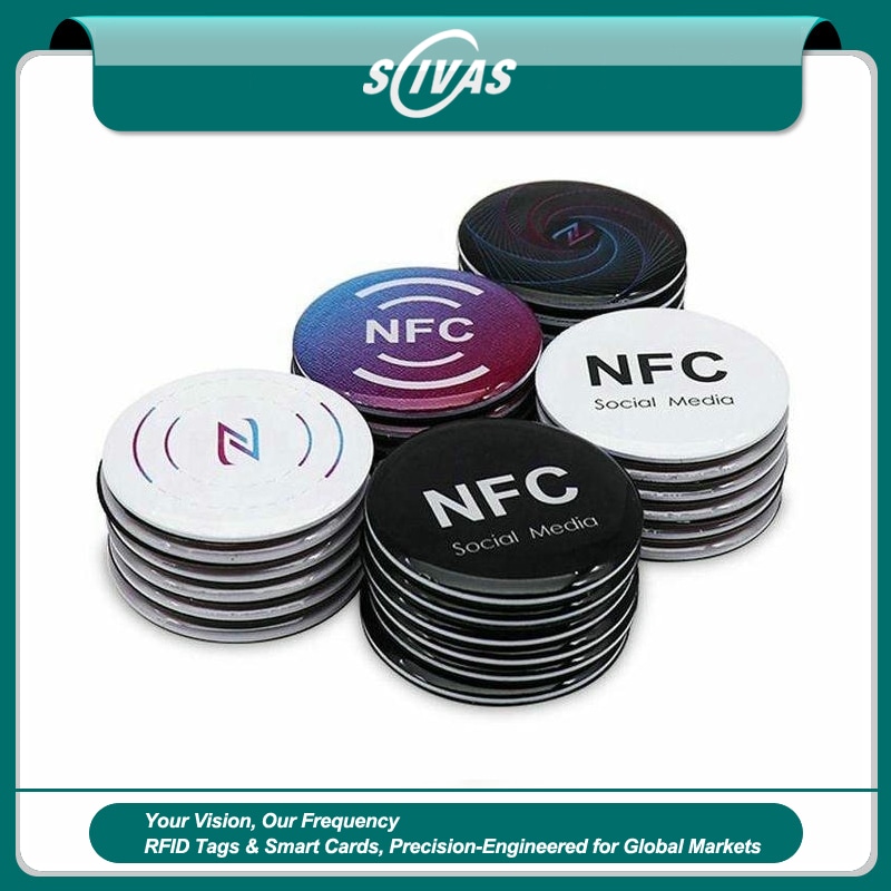 ภาพที่ 1: ภาพนี้แสดงสติกเกอร์ NFC อีพ็อกซีกันน้ำสำหรับการตลาดแบบแตะ โดยเน้นอีพ็อกซี พื้นที่สำหรับโลโก้และแบรนด์สั่งทำ และการเชื่อมต่อแบบไร้สัมผัสหรือไร้สาย ระหว่างการใช้งานจริง.