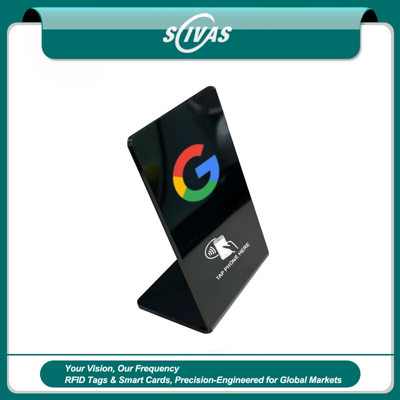 ภาพนี้เน้นการออกแบบสั่งทำของแท่น NFC อะคริลิกมินิมอลสำหรับโต๊ะทำงานสมัยใหม่สำหรับการใช้งานด้านขาตั้ง NFC.