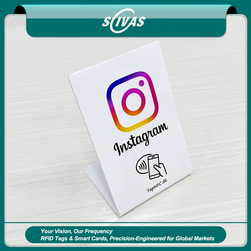 ภาพที่ 1: ภาพนี้แสดงป้ายตั้งโต๊ะ NFC หลายวัสดุสำหรับรีวิว เมนู และชำระเงิน โดยเน้นเรซินหรืออะคริลิก และการเชื่อมต่อแบบไร้สัมผัสหรือไร้สาย สำหรับการมีส่วนร่วมของลูกค้าและการจัดการชื่อเสียงธุรกิจ.