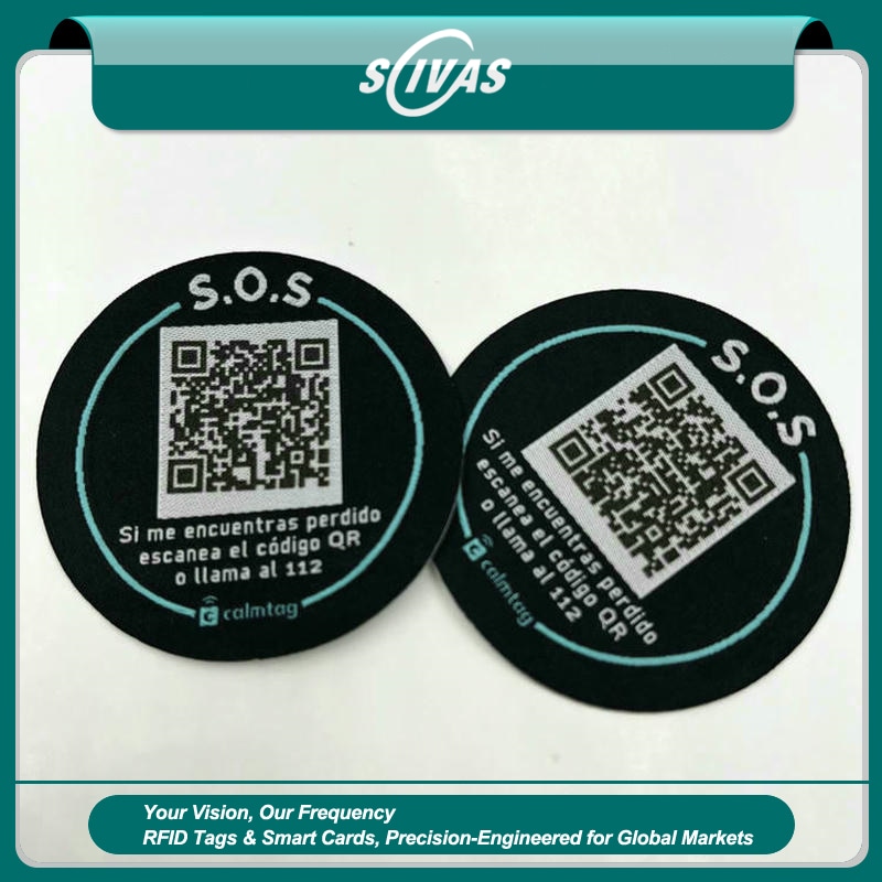 1) ภาพนี้แสดงแท็กผ้าทอ NFC ซักได้พร้อม QR สำหรับแบรนด์เสื้อผ้า โดยเน้นสิ่งทอ และความทนทานต่อการซัก สารเคมี และการฆ่าเชื้อ สำหรับการติดตามผ้าและเสื้อผ้า.