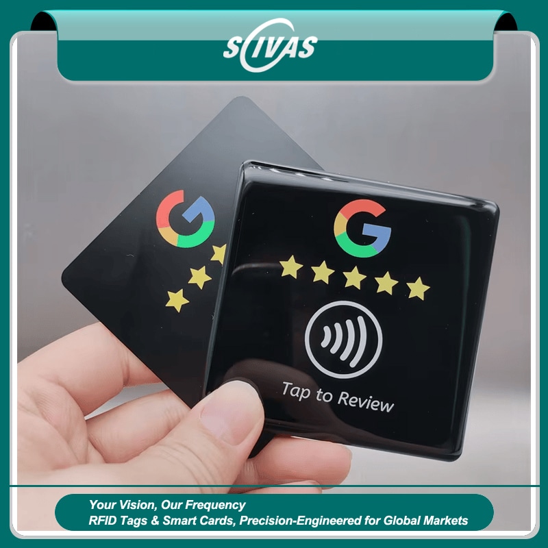 ภาพที่ 1: ภาพนี้แสดงผู้ผลิตสติกเกอร์ NFC อีพ็อกซีสั่งทำพร้อม QR รหัส โดยเน้นอีพ็อกซี โครงสร้างกันน้ำและฝุ่น โครงสร้างแข็งแรงทนทาน พื้นผิวสำเร็จที่เรียบและทนทาน การเชื่อมต่อแบบไร้สัมผัสหรือไร้สาย การรวบรวมคะแนนรีวิวและความคิดเห็น และรูปทรงเรขาคณิตที่เห็นชัด ขณะถือเพื่อแสดงการใช้งานจริง และระหว่างการใช้งานจริง.