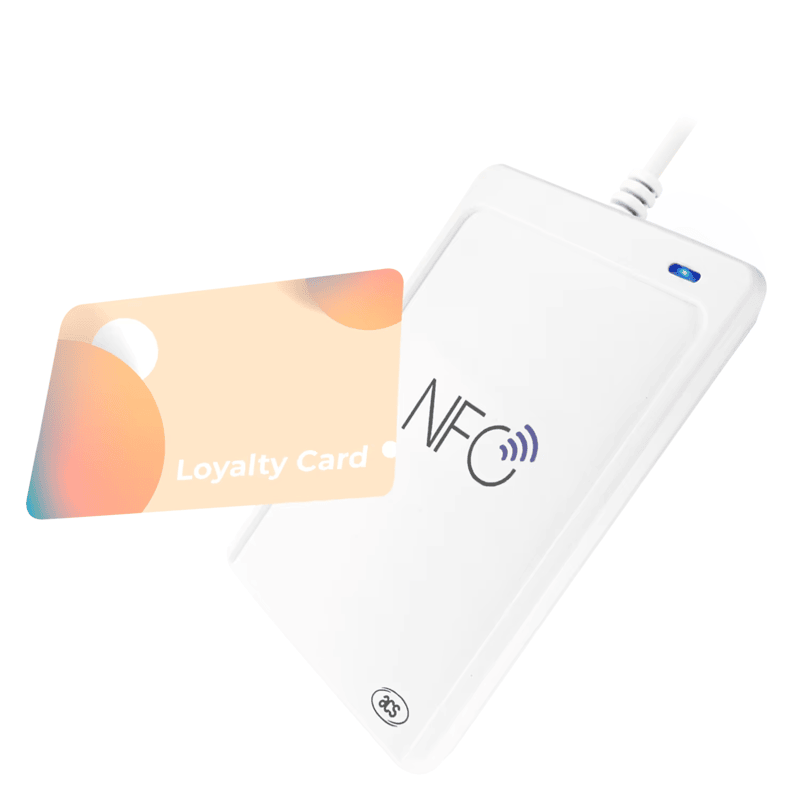 บัตรสะสมคะแนนถูกถือไว้ใกล้ ACR1552U USB NFC เครื่องอ่าน เพื่อสาธิตสถานการณ์การอ่านแบบแตะไร้สัมผัส
