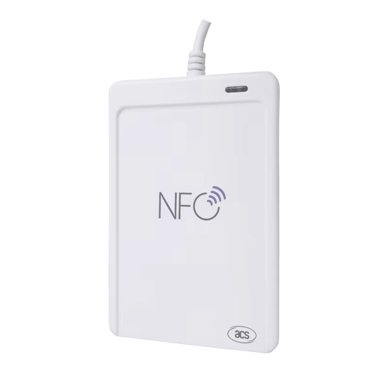 มุมมองแบบเอียงของเครื่องอ่าน NFC ผ่าน USB ความเร็วสูงพร้อม SAM ACR1552U โดยแสดงสีขาว การแตะบัตรเพื่อสาธิตการอ่านแบบไร้สัมผัส และการเชื่อมต่อ USB โดยถ่ายจากมุมเอียงเพื่อให้เห็นมิติของตัวเครื่อง.
