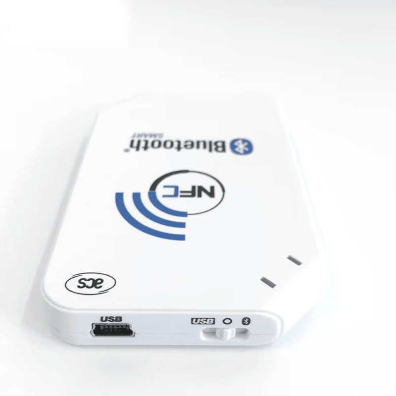 ภาพนี้แสดงเครื่องอ่านสมาร์ตการ์ด NFC Bluetooth สำหรับเข้าออก ACR1255U-J1 CE FCC RoHS โดยแสดงมาตรฐานและการรับรองสากล.