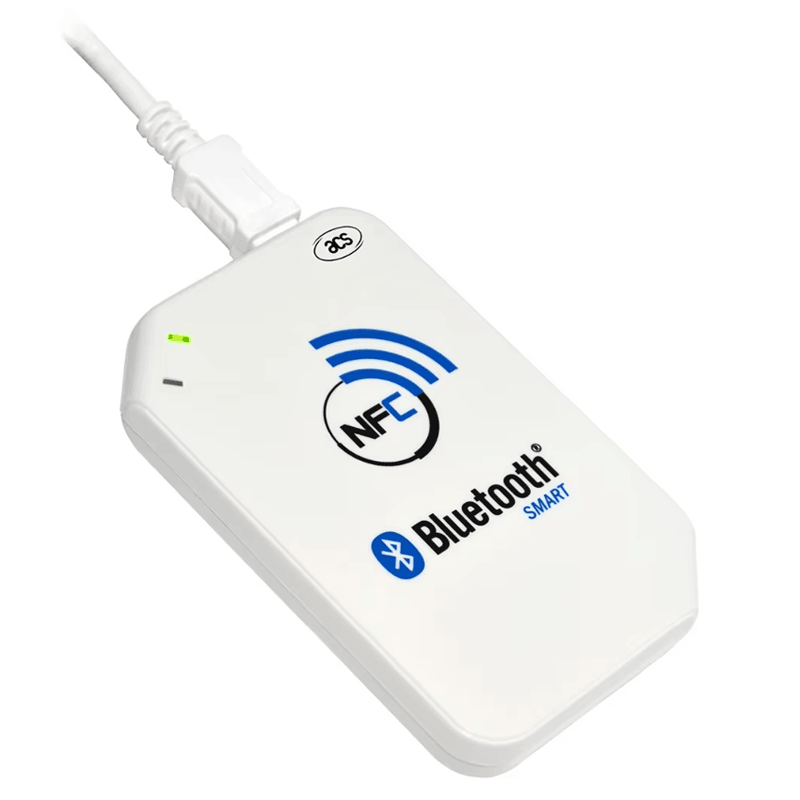 ภาพนี้แสดงเครื่องอ่านสมาร์ตการ์ด NFC Bluetooth สำหรับเข้าออก ACR1255U-J1 โดยแสดงแบตเตอรี่และจุดเชื่อมต่อสำหรับชาร์จ และการเชื่อมต่อกับสมาร์ตโฟนและเครือข่ายไร้สาย.