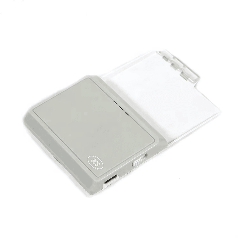 ภาพนี้แสดงเครื่องอ่านบัตรสัมผัส Bluetooth สำหรับมือถือและเดสก์ท็อป acr3901u-s1 โดยแสดงการเชื่อมต่อกับสมาร์ตโฟนและเครือข่ายไร้สาย.
