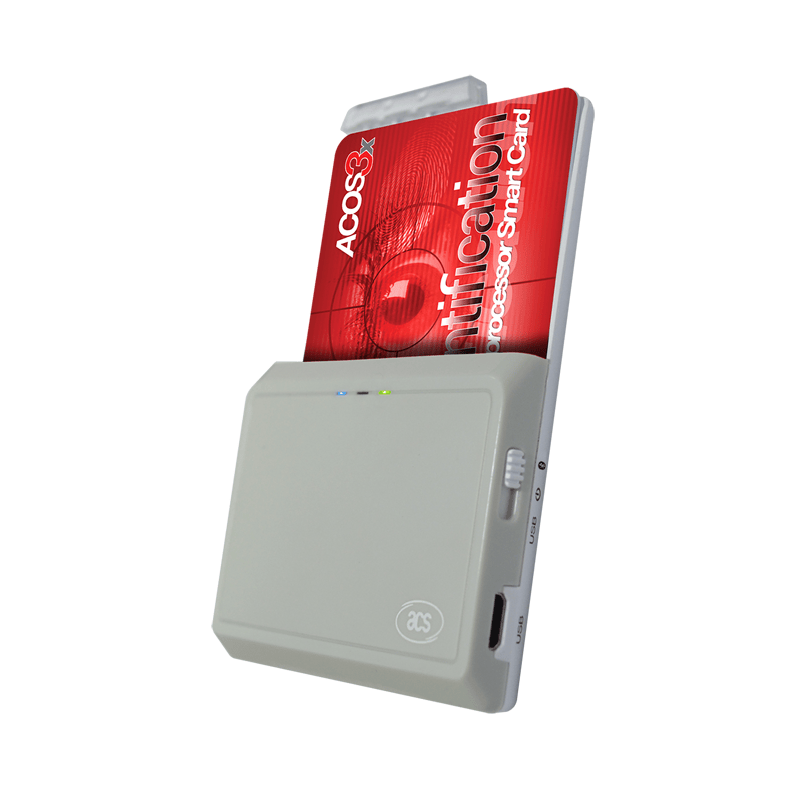 ภาพนี้แสดงเครื่องอ่านบัตรสัมผัส Bluetooth สำหรับมือถือและเดสก์ท็อป acr3901u-s1 โดยแสดงแบตเตอรี่และจุดเชื่อมต่อสำหรับชาร์จ.