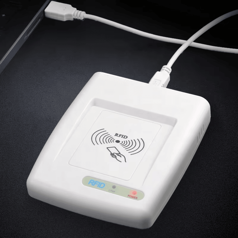 ภาพนี้แสดงเครื่องอ่าน RFID ความถี่สูงสั่งทำผ่าน USB RC200U HF โดยแสดงการเชื่อมต่อ USB.