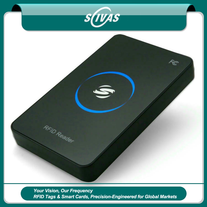 1) ภาพนี้แสดงเครื่องอ่าน RFID UHF ตั้งโต๊ะ USB สำหรับออกบัตรและเข้ารหัส R17-C ABS โดยเน้นสีดำ ตัวเรือน ABS และโครงสร้างเสาอากาศและชิปภายใน สำหรับการติดตามและจัดการทรัพย์สิน.
