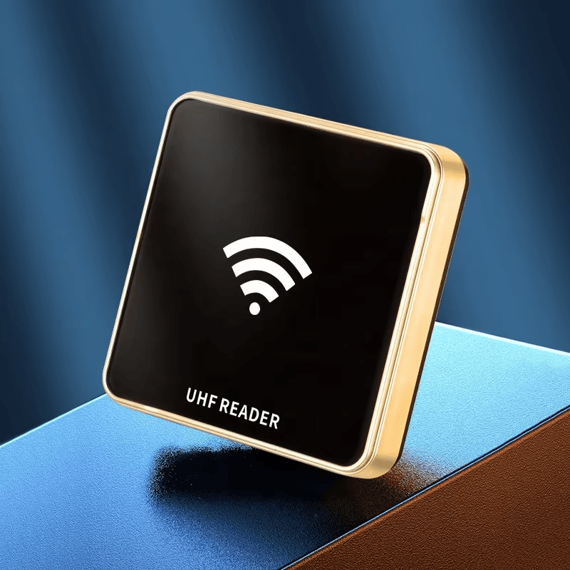 ภาพนี้แสดงเครื่องอ่าน UHF RFID ตั้งโต๊ะสำหรับระบบสั่งทำ UHF100U USB โดยแสดงการเชื่อมต่อ USB และตัวเครื่องและอุปกรณ์ในชุด เหมาะสำหรับงานอุตสาหกรรมและสายการผลิต.