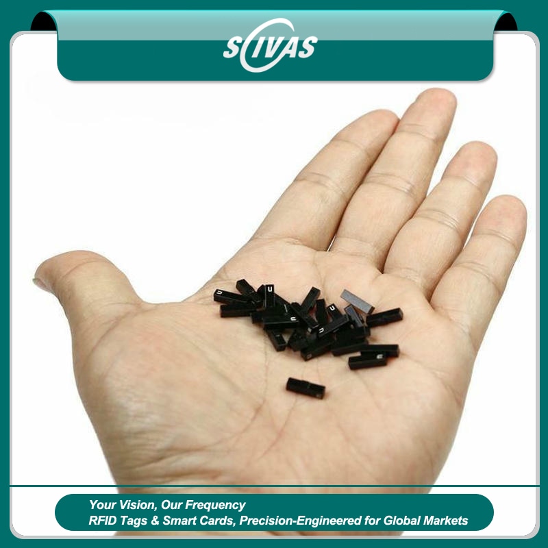 1) ภาพนี้แสดงแท็ก UHF เซรามิกจิ๋ว IP68 สำหรับเครื่องมือความเที่ยงตรง C1002-1 RFID 10.0x2.5mm โดยเน้นสีดำ โลหะ เซรามิก การทำงานบนพื้นผิวโลหะ ขนาดกะทัดรัด และรูปทรงบางและประหยัดพื้นที่ สำหรับงานทางการแพทย์และการระบุตัวผู้ป่วย การติดตั้งกลางแจ้งและบนพื้นผิวงานก่อสร้าง และการติดตามสาย ระบบท่อ และงานสาธารณูปโภค.