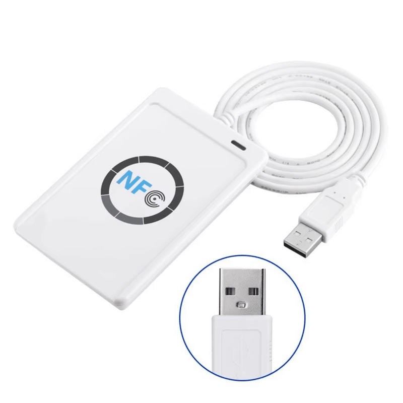 ภาพนี้แสดงเครื่องอ่าน ACR122U พร้อมสาย USB ที่ม้วนไว้ และภาพระยะใกล้ของตัวเชื่อมต่อ USB สำหรับการติดตั้งที่รวดเร็ว
