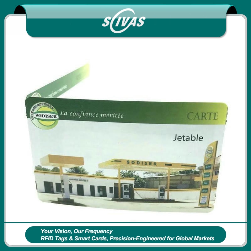 ภาพที่ 1: ภาพนี้แสดงผู้จำหน่ายบัตร RFID สำหรับเทศกาลและงานหลายวัน โดยเน้นกระดาษ โครงสร้างแข็งแรงทนทาน พื้นผิวสำเร็จที่เรียบและทนทาน งานพิมพ์ที่ปรับแต่งได้ และคุณสมบัติด้านความปลอดภัยและป้องกันการแกะย้าย สำหรับงานอีเวนต์และการออกบัตรเข้างาน.